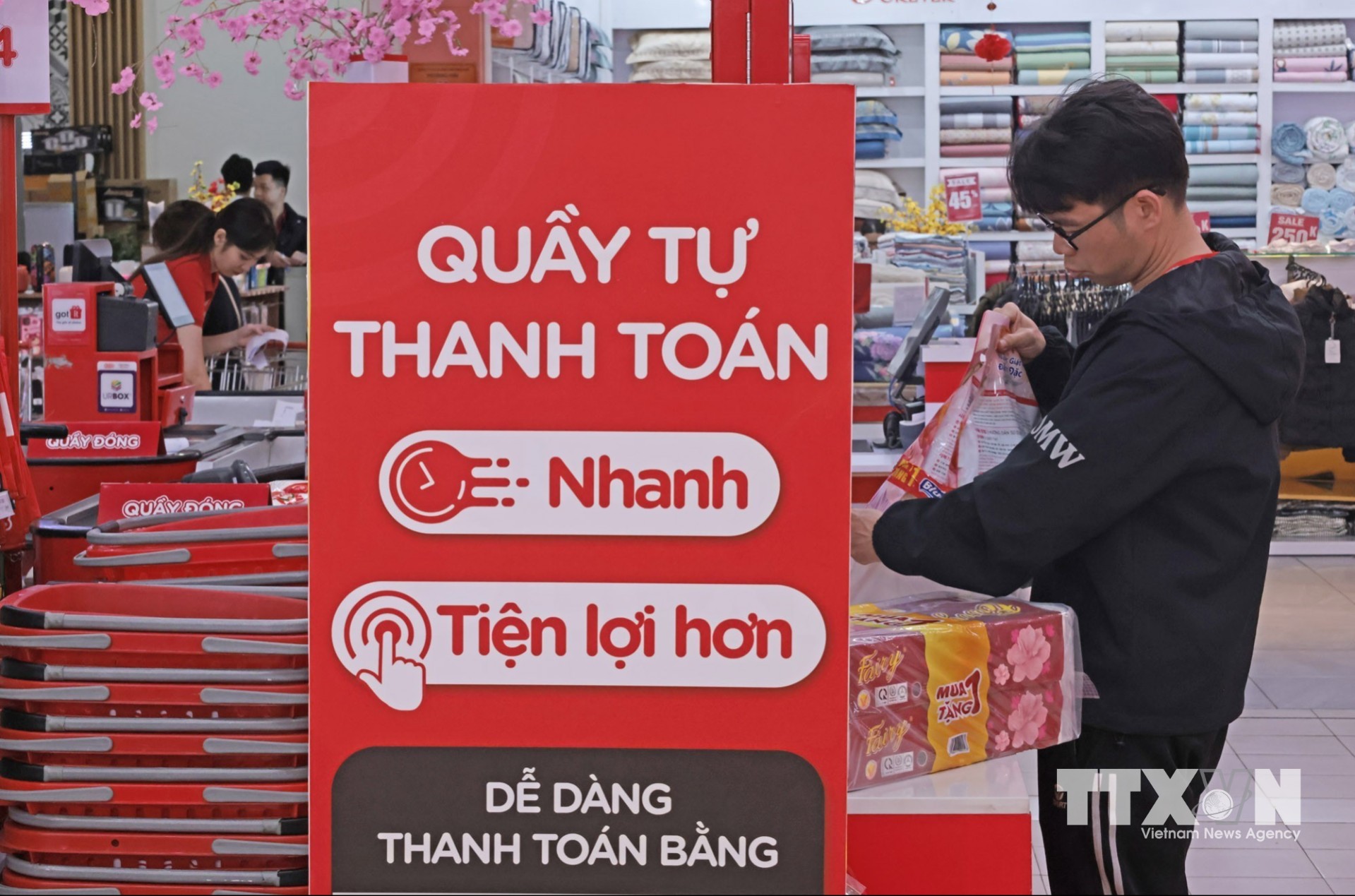 Việc trang bị các thiết bị tự động thanh toán giúp giảm chi phí về nhân sự và quản lý dòng tiền tối ưu hơn đối với các doanh nghiệp. (Ảnh: Trần Việt/TTXVN)